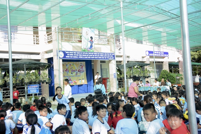 Giving gifts on Mid-Autumn Festival in Tay Ninh