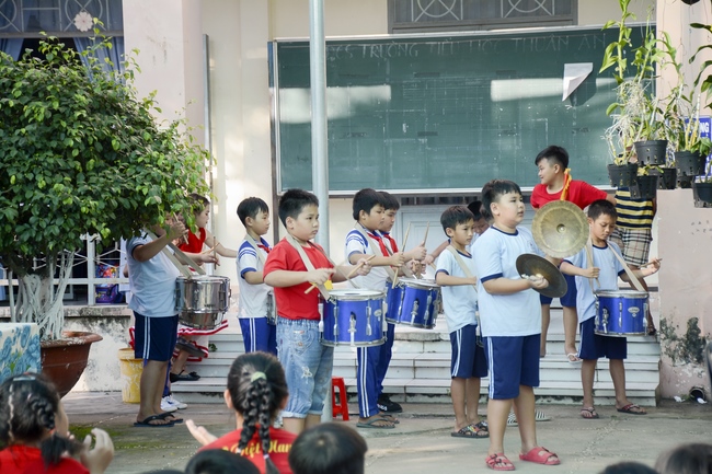 Giving gifts on Mid-Autumn Festival in Tay Ninh