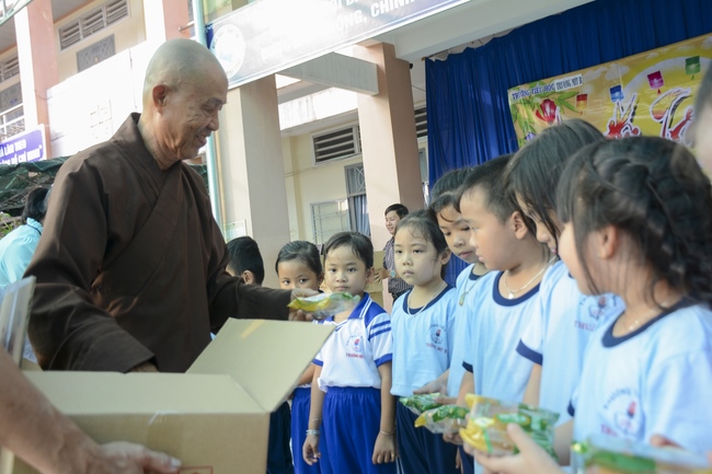 Giving gifts on Mid-Autumn Festival in Tay Ninh