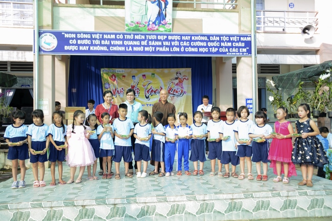 Giving gifts on Mid-Autumn Festival in Tay Ninh