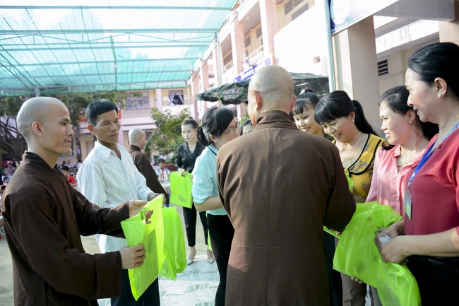 Giving gifts on Mid-Autumn Festival in Tay Ninh