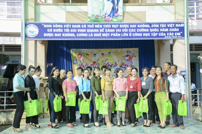 Giving gifts on Mid-Autumn Festival in Tay Ninh