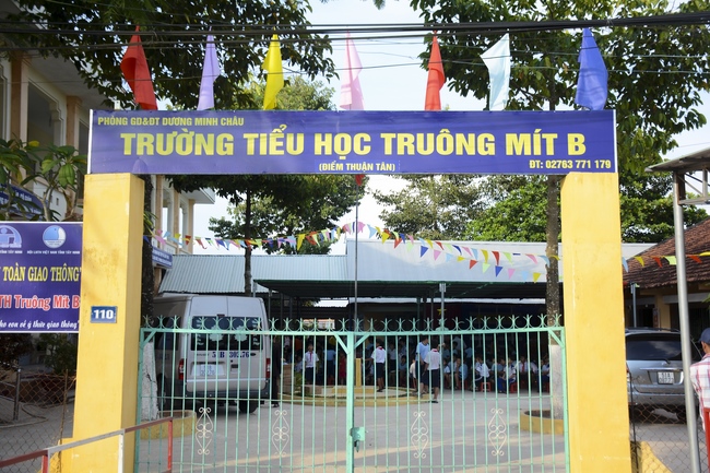 Giving gifts on Mid-Autumn Festival in Tay Ninh