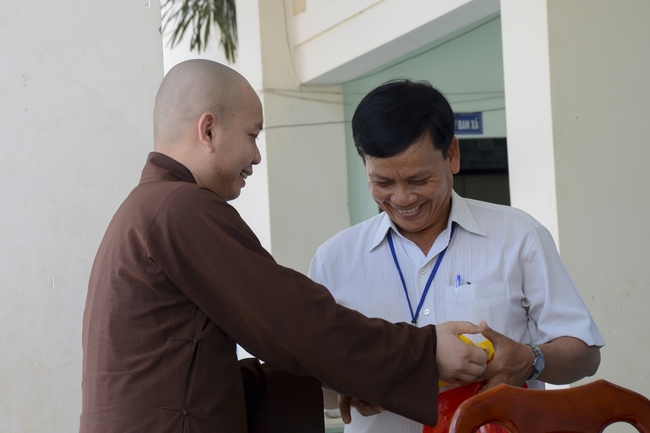 Giving gifts on Mid-Autumn Festival in Tay Ninh