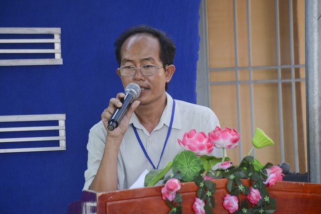 Giving gifts on Mid-Autumn Festival in Tay Ninh