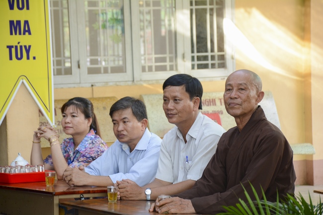 Giving gifts on Mid-Autumn Festival in Tay Ninh