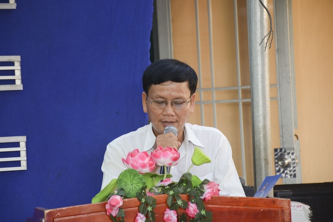 Giving gifts on Mid-Autumn Festival in Tay Ninh