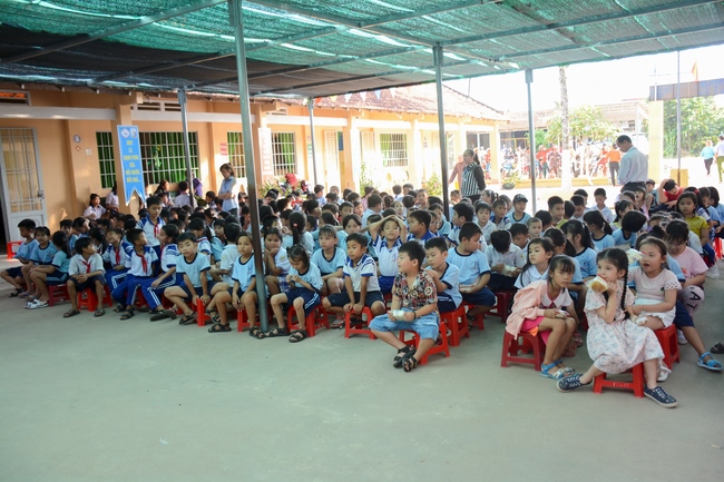Giving gifts on Mid-Autumn Festival in Tay Ninh