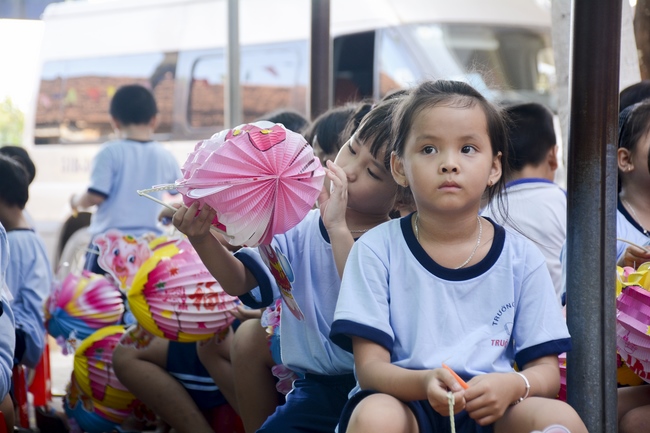 Giving gifts on Mid-Autumn Festival in Tay Ninh
