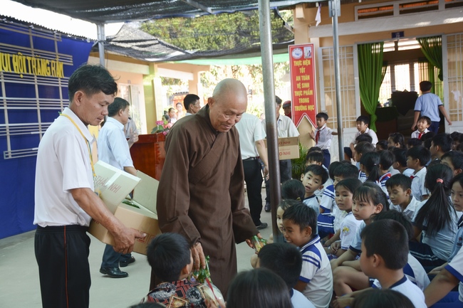 Giving gifts on Mid-Autumn Festival in Tay Ninh