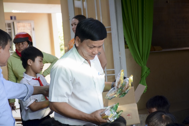 Giving gifts on Mid-Autumn Festival in Tay Ninh