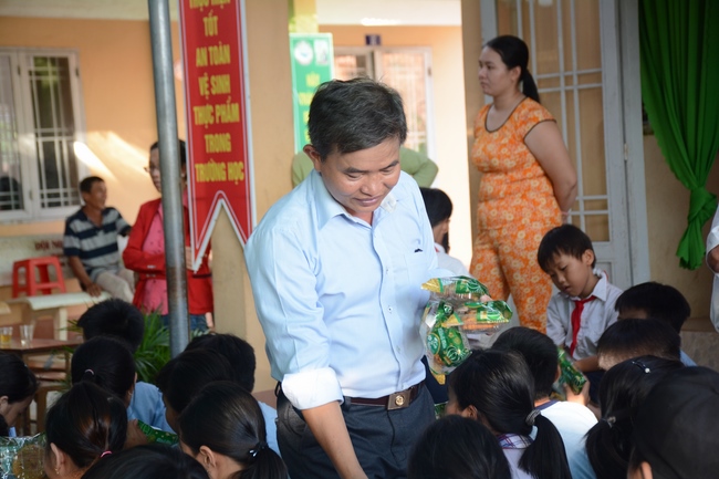 Giving gifts on Mid-Autumn Festival in Tay Ninh