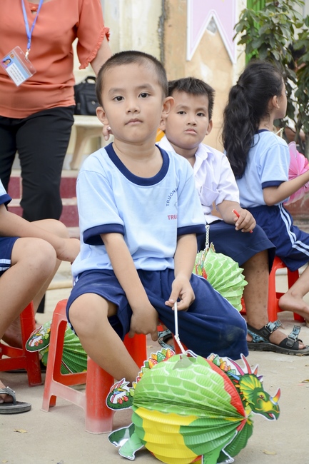 Giving gifts on Mid-Autumn Festival in Tay Ninh