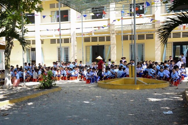 Giving gifts on Mid-Autumn Festival in Tay Ninh