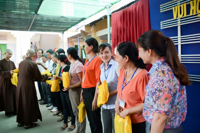 Giving gifts on Mid-Autumn Festival in Tay Ninh