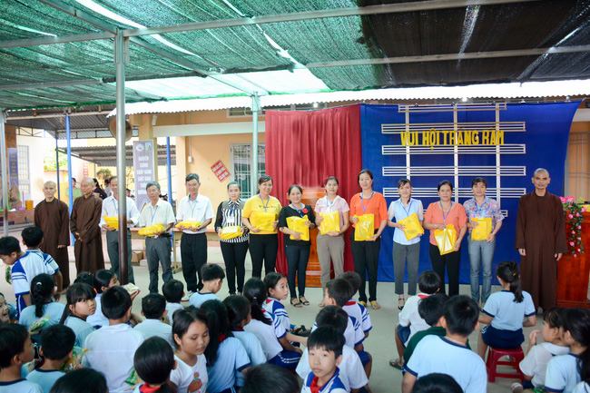 Giving gifts on Mid-Autumn Festival in Tay Ninh