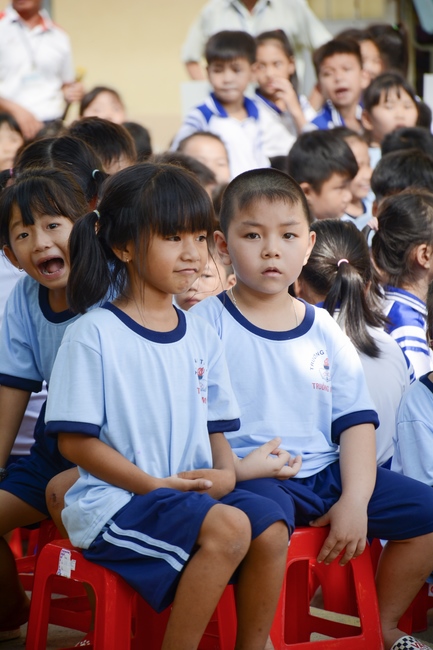 Giving gifts on Mid-Autumn Festival in Tay Ninh