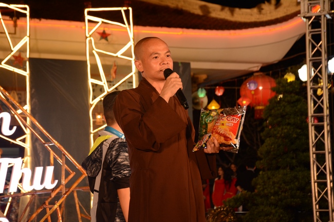 The show Mid-Autumn Festival Welcoming Full Moon with the Monks