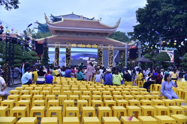 The show Mid-Autumn Festival Welcoming Full Moon with the Monks