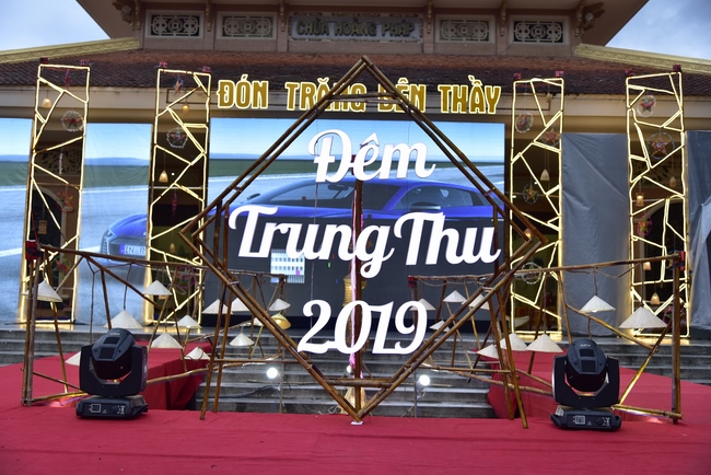 The show Mid-Autumn Festival Welcoming Full Moon with the Monks