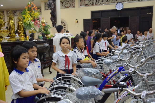 The show Mid-Autumn Festival Welcoming Full Moon with the Monks