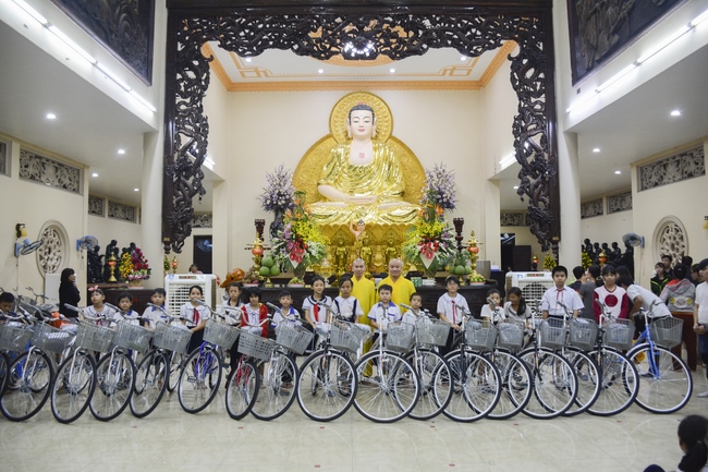 The show Mid-Autumn Festival Welcoming Full Moon with the Monks