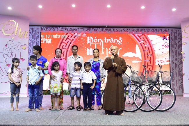The show Mid-Autumn Festival Welcoming Full Moon with the Monks