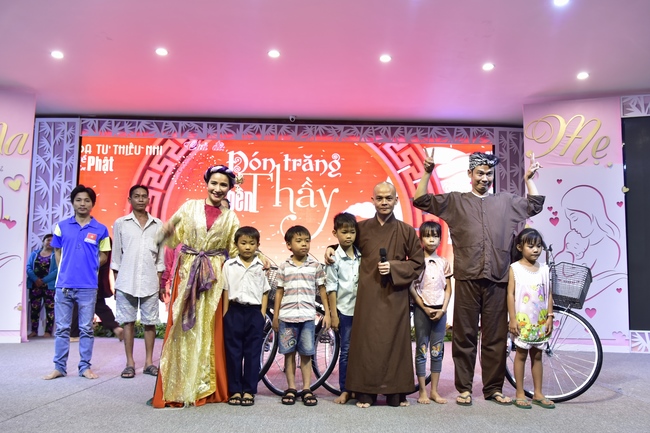 The show Mid-Autumn Festival Welcoming Full Moon with the Monks