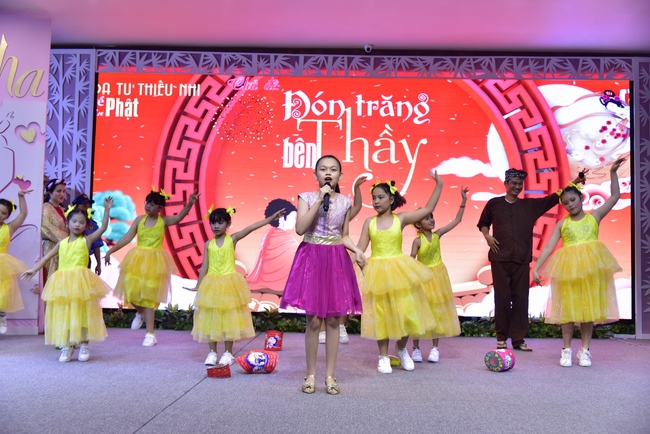 The show Mid-Autumn Festival Welcoming Full Moon with the Monks