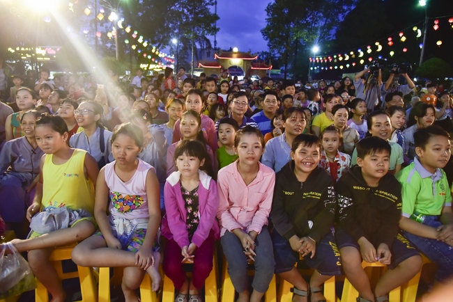 The show Mid-Autumn Festival Welcoming Full Moon with the Monks