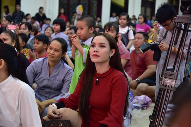 The show Mid-Autumn Festival Welcoming Full Moon with the Monks