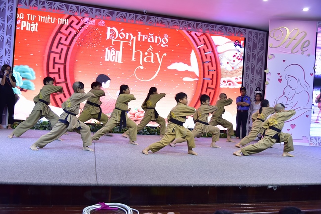 The show Mid-Autumn Festival Welcoming Full Moon with the Monks