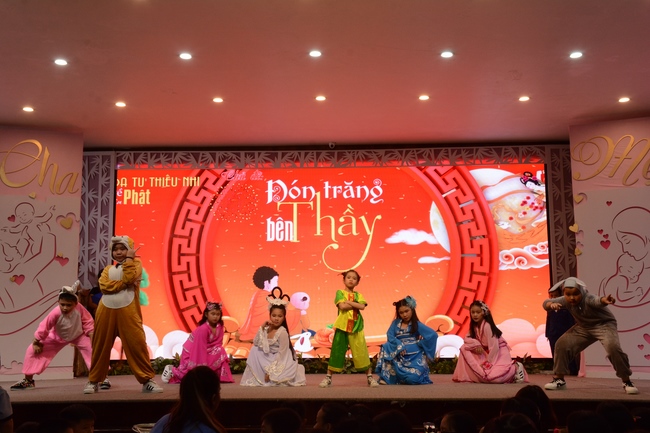 The show Mid-Autumn Festival Welcoming Full Moon with the Monks