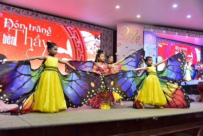 The show Mid-Autumn Festival Welcoming Full Moon with the Monks