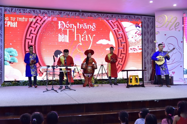 The show Mid-Autumn Festival Welcoming Full Moon with the Monks