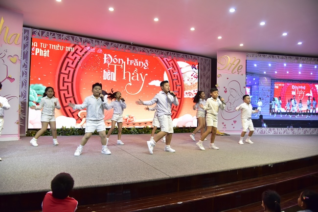 The show Mid-Autumn Festival Welcoming Full Moon with the Monks
