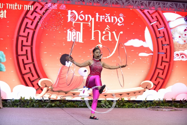 The show Mid-Autumn Festival Welcoming Full Moon with the Monks