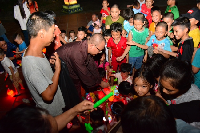 Mid-Autumn Festival at Tay Khanh Pagoda, Thai Binh