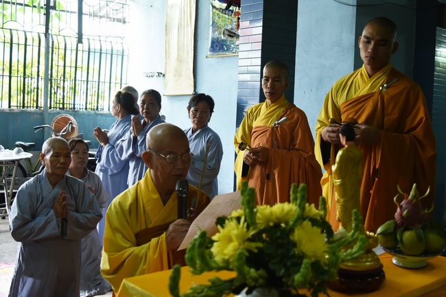 Praying for rebirth, releasing creatures and the ceremony of putting the Buddha statue