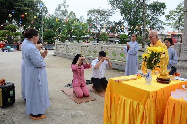 Praying for rebirth, releasing creatures and the ceremony of putting the Buddha statue