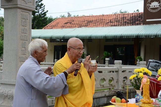 Praying for rebirth, releasing creatures and the ceremony of putting the Buddha statue