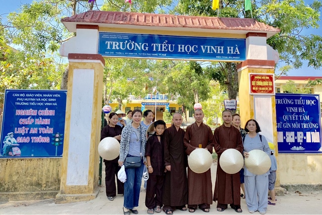 Giving gifts to elementary schools in Hue city.
