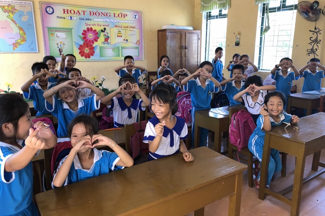 Giving gifts to elementary schools in Hue city.