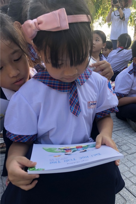 Giving gifts to elementary schools in Hue city.
