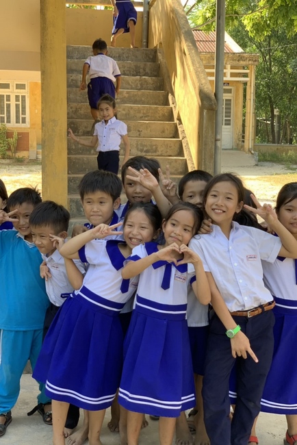 Giving gifts to elementary schools in Hue city.