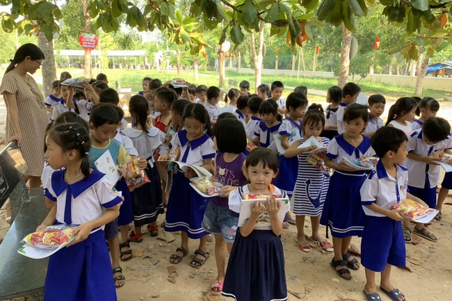 Giving gifts to elementary schools in Hue city.