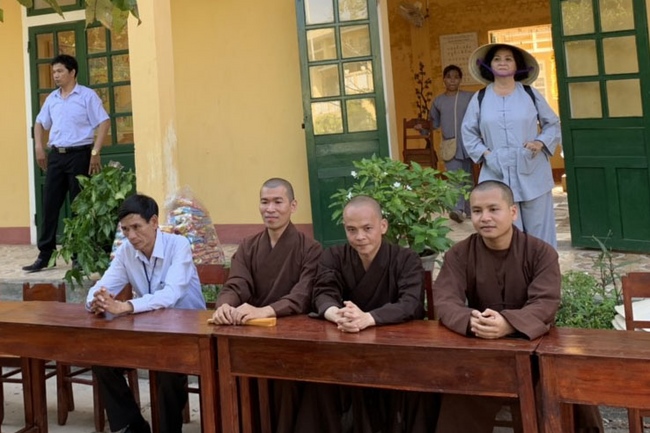 Giving gifts to elementary schools in Hue city.