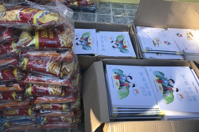 Giving gifts to elementary schools in Hue city.