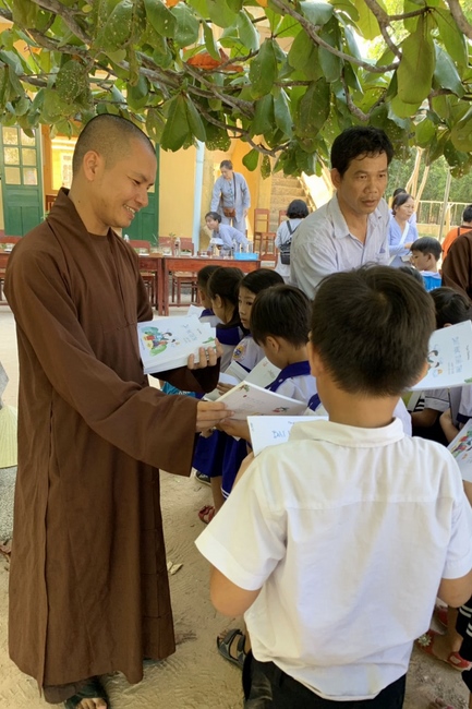Giving gifts to elementary schools in Hue city.