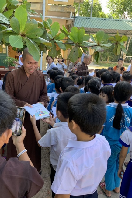 Giving gifts to elementary schools in Hue city.